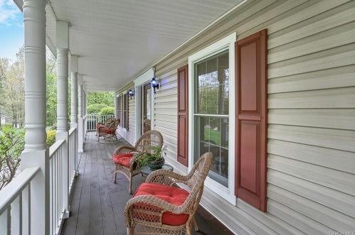 24 Pheasant Run Rd, Tompkins Corners, NY 10579-3322