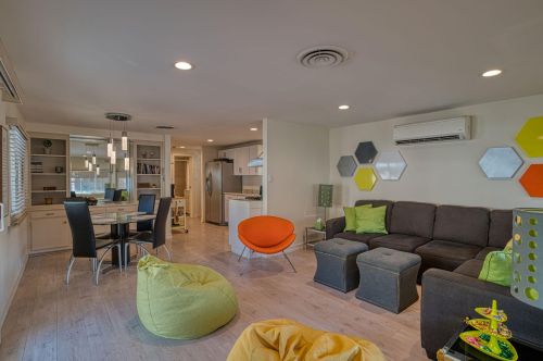 70 Santa Monica St, Palm Springs CA  92264-5257 exterior
