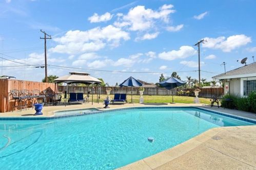 12785 Roswell Ave, Chino CA  91710-3043 exterior