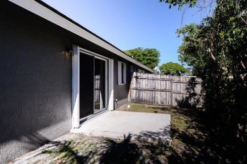 620 Oak St, Boynton Beach FL  33435-2807 exterior