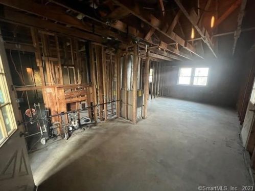 14 Hayes Rd, Windsor Locks, CT 06096-2173