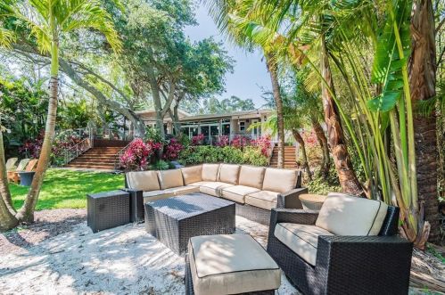 5148 31st Ave, Saint Petersburg FL  33707-5600 exterior