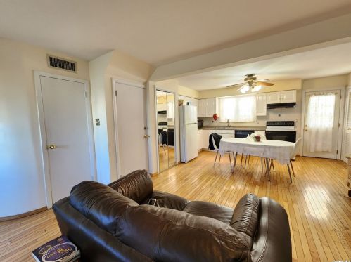 9 Sagebrush Ln, San Remo, NY 11754-3935