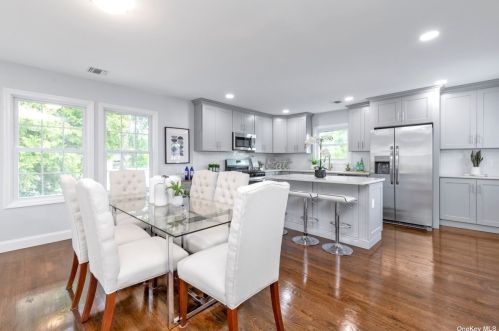 386 Silver St, Babylon, NY 11704-4008