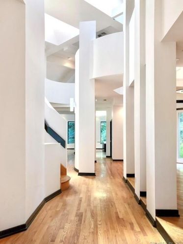 15 Sky Line Dr, Bridgeport CT  06612-1057 exterior