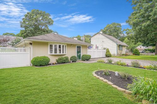 146 Southaven Ave, Manor Park, NY 11950-3920