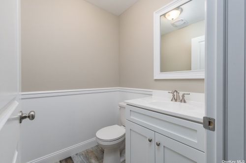 341 New Hwy, Amityville NY  11701-1107 exterior