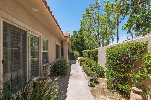 122 Kavenish Dr, Rancho Mirage CA  92270-3244 exterior