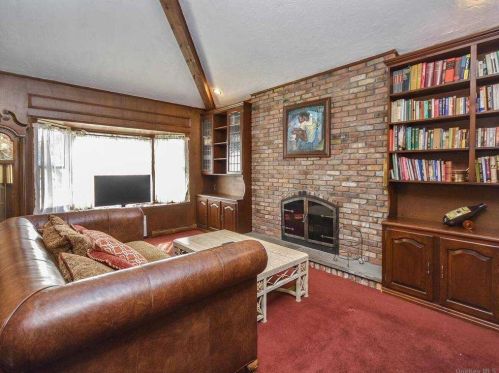 903 Gloucester Ct, Westbury NY  11590-5301 exterior