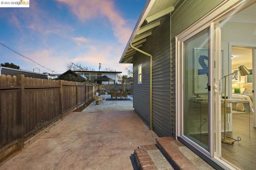 817 56th St, Oakland CA 94608-2704 exterior