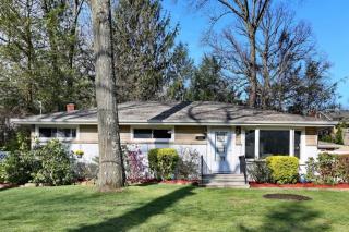 135 Oakland St, Hillsdale, NJ 07642-1624