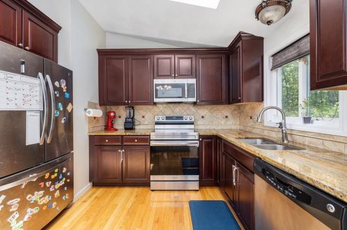 86 Hilltop Dr, Providence RI  02919-3013 exterior