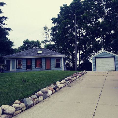 34120 Davies Dr, Oconomowoc, WI 53066-9215