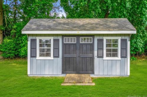 35 Keeney St, Manchester CT 06040-7054 exterior