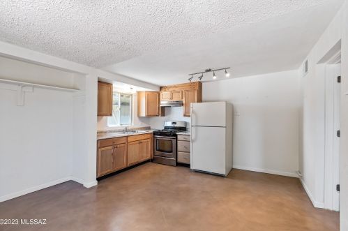 902 Prince Rd, Tucson AZ 85705-3028 exterior