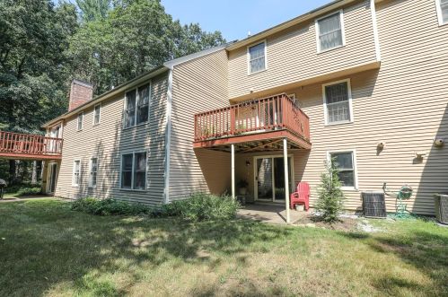 15 Seaver Brook Ln, Plaistow, NH 03865-2552