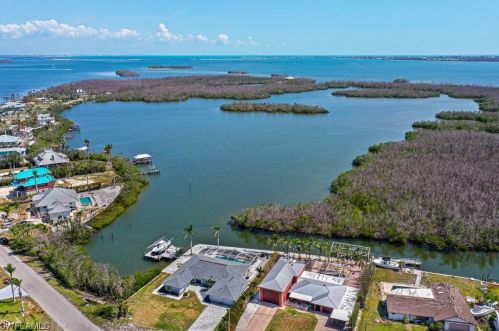 2509 8th Ave, Saint James City, FL 33956-2180