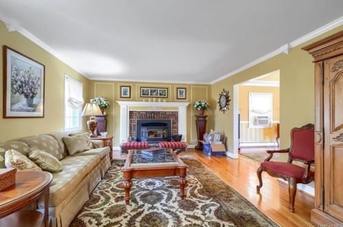 11 Hillside Ter, Monroe NY  10950-2515 exterior