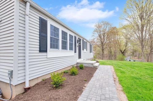 124 Park Dr, Kensington CT  06037-3815 exterior