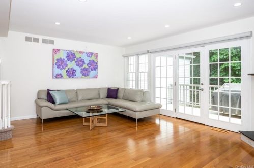 77 Brook Hills Cir, White Plains, NY 10605-5021