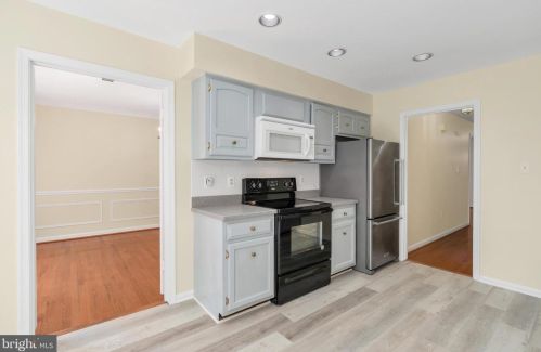 2827 Flagmaker Dr, Falls Church VA  22042-2204 exterior