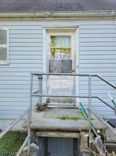 7 Hosier Rd, Lincoln Park, NJ 07035-2433