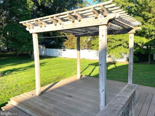 32 Pin Oak Dr, Dover DE  19904-2373 exterior