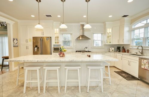 18 Pinewood Ln, New Hyde Park NY  11040-3321 exterior