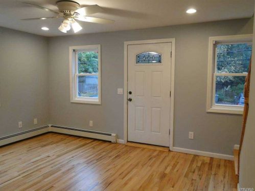 1 Norwich Rd, Scotts Beach, NY 11789-2633