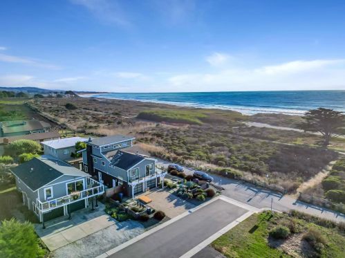 206 Washington Blvd, Princeton By The Sea, CA 94019-1328