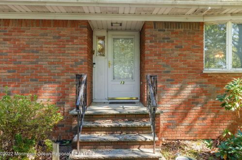 13 Francis Mills Rd, East Freehold, NJ 07728-7945