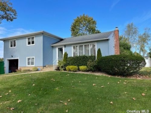 23 Manor Dr, Bethpage, NY 11714-1330