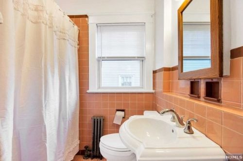 491 James St, N Milford NJ  07646-1023 exterior