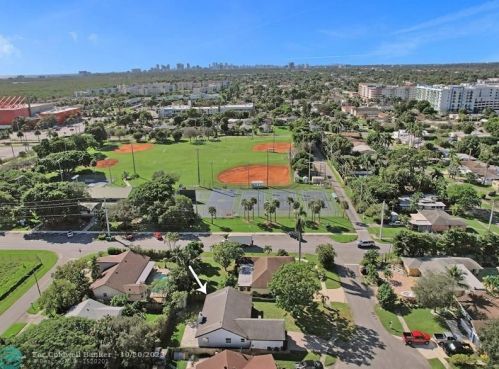 212 2nd Ct, Dania Beach FL  33004-4813 exterior