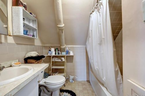 76 Savoy St, Bridgeport CT 06606-4122 exterior