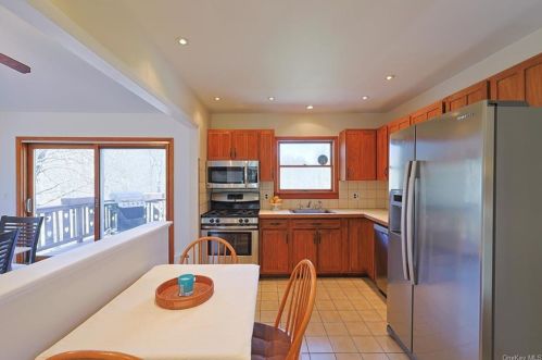 142 Loder Rd, Yorktown Hgts NY  10598-3911 exterior