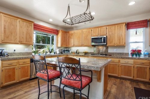 615 Sun Cir, Vista, CA 92081-7551