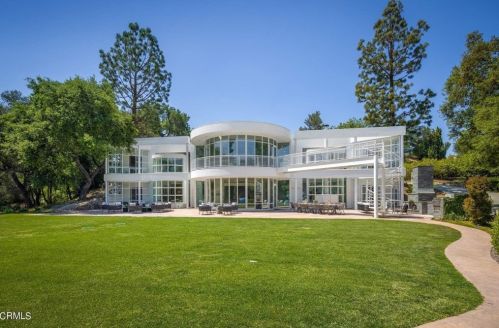 4240 Woodleigh Ln, La Canada, CA 91011-3537