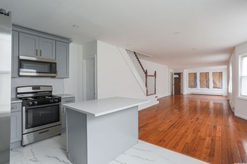 244 Stone St, Floral Park, NY 11003-2239