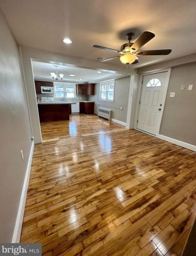17 Wood St, West Deptford, NJ 08066-1448
