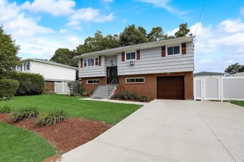 240 Trouville Rd, Copiague, NY 11726-3002