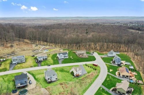 7 Rebecca Dr, Middletown, NY 10940-8607