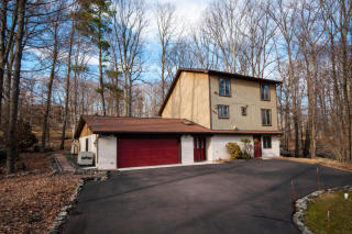 140 Big Bear Dr, Greentown, PA 18426-7621
