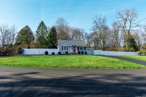 3761 Chesterfield Dr, Mohegan Lake, NY 10547-1007