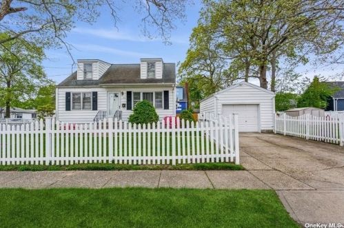 100 Manor Ave, Copiague, NY 11726-3315