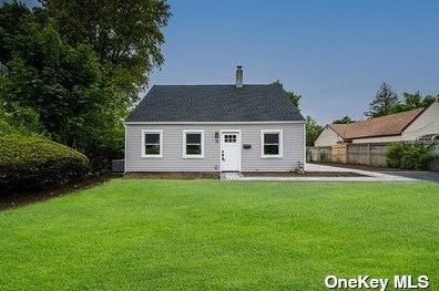 18 Garland Ln, Westbury, NY 11590-2616