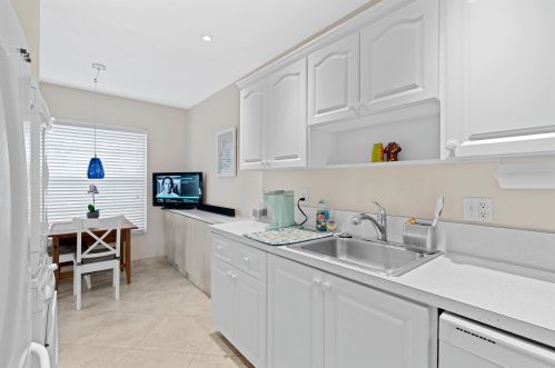 2460 Juniper Dr, Delray Beach, FL 33445-5919