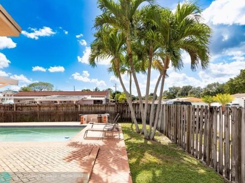 934 72nd St, Hialeah FL  33014-5226 exterior