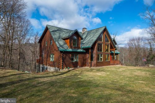 300 Mountaintop Rd, Swartzville, PA 17569-9016