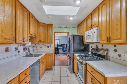 4 Charles Ter, Piscataway NJ  08854-5320 exterior